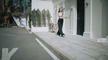 TOKQI M06 KI-Tracking-Gimbal Anti-Schütteln-Stabilisator mit integriertem Teleskopstab und kabellosem Mikrofon für Smartphone-Aufnahmen und Vlogs